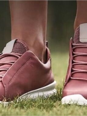 ECCO spikeless golf shoe in Dusty Rose
